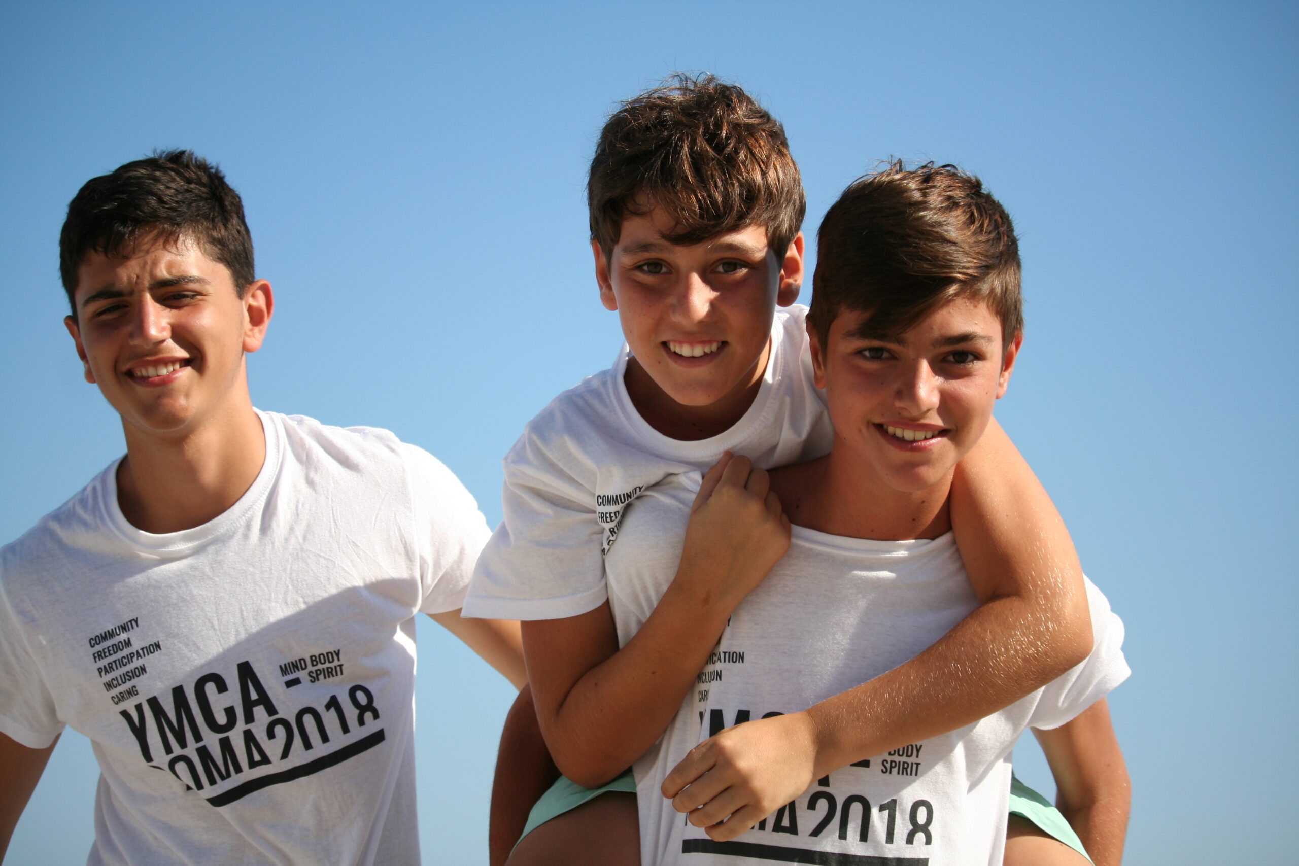 Giovani di YMCA Roma durante un momento di amicizia al campo