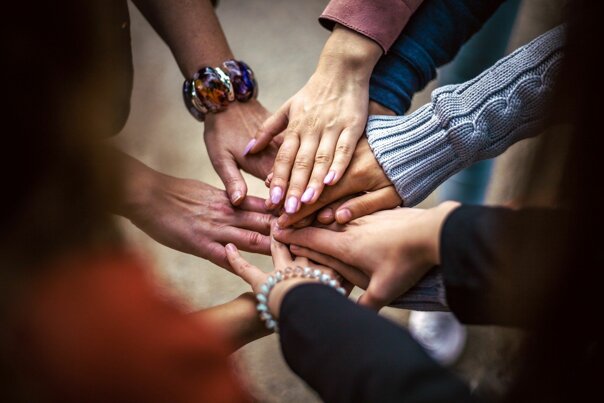 Mani unite, immagine della Fondazione