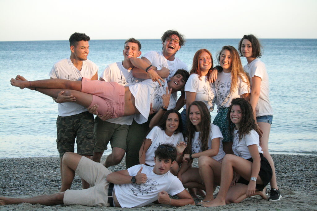 Un gruppo di giovani YMCA Roma insieme sulla spiaggia